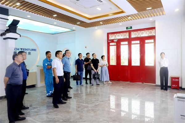 Zhang Yong, 중국 민주당 리그 중앙 생태 카지노 게임 종류 게임 종류위원회 위원, Chongqing Municipal Party Committee의 부회장, 시립 카지노 게임 종류 게임 종류 과학 연구소 회장, 그리고 그의 당은 Chongqing Haichuang을 방문했습니다.