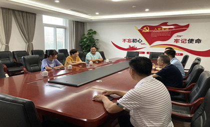 Chen Suxia, Ruyang County People 's Congress의 상임위원회 부국장, 그리고 그녀의 당은 Luyang Sea로 깊숙이 들어가서 "천 명이 10 만 명을 돕는 기업"활동을 수행했습니다