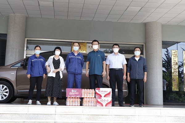 최전선과의 우정과 함께 전염병과 싸우기 위해 함께 일합니다 - Tongchuan 카지노 사이트 게임은 전염병 예방 및 통제 직원의 최전선을 방문합니다
